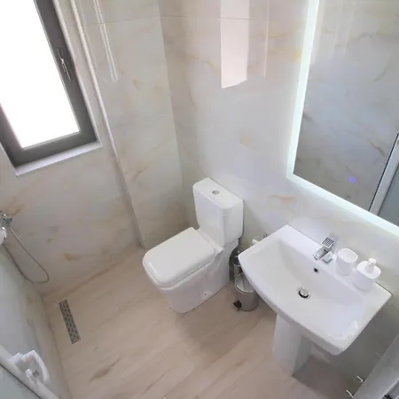 J&b Ξενοδοχείο *