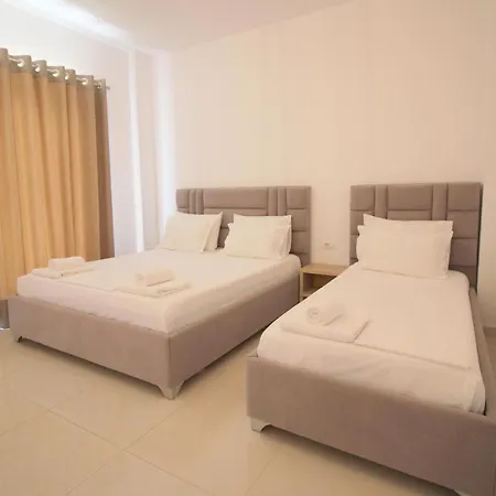 J&b Hotell *